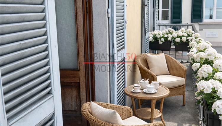 BALCONE CON AFFACCIO SU PIAZZA RANZONI