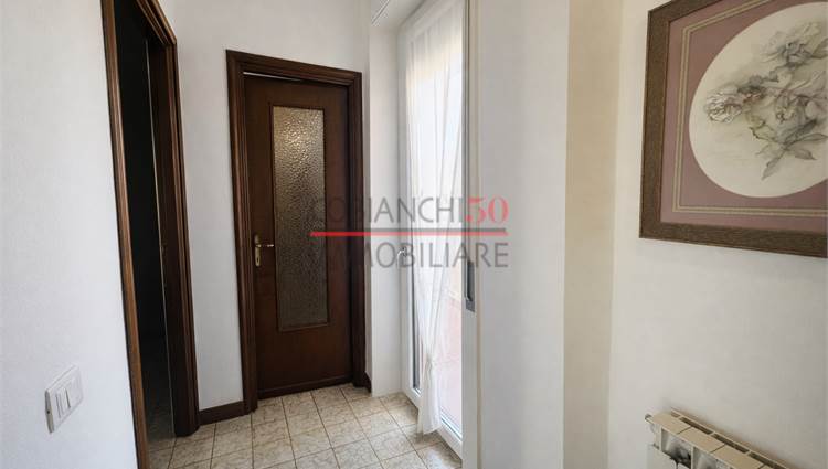 disimpegno con accesso a balcone coperto 