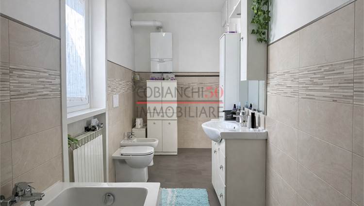 bagno con vasca e antibagno con lavanderia 