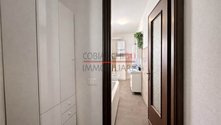 bagno con vasca e antibagno ocn lavanderia 