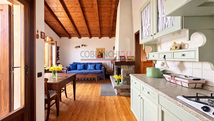 Soggiorno con cucina a vista e terrazza vista lago