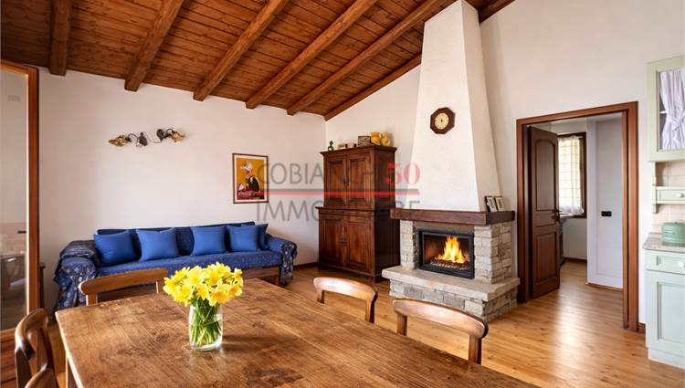 Soggiorno con cucina a vista e terrazza vista lago