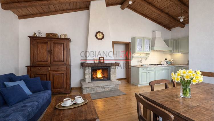 Soggiorno con cucina a vista e terrazza vista lago