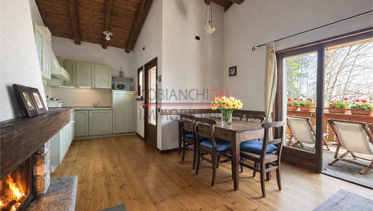 Soggiorno con cucina a vista e terrazza vista lago