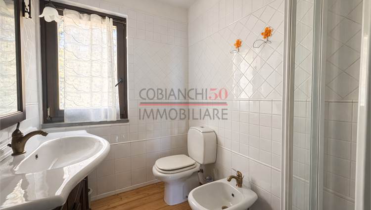 bagno finestrato con doccia 