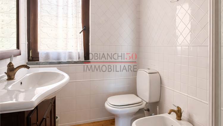 bagno finestrato con doccia 