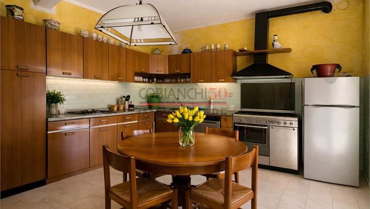 cucina abitabile con balcone