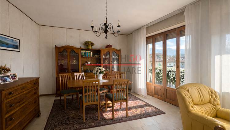 soggiorno separato con secondo balcone e caminetto