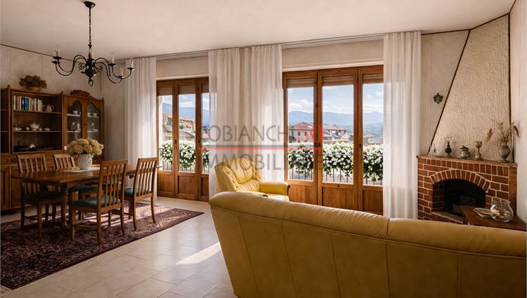 soggiorno con balcone e caminetto