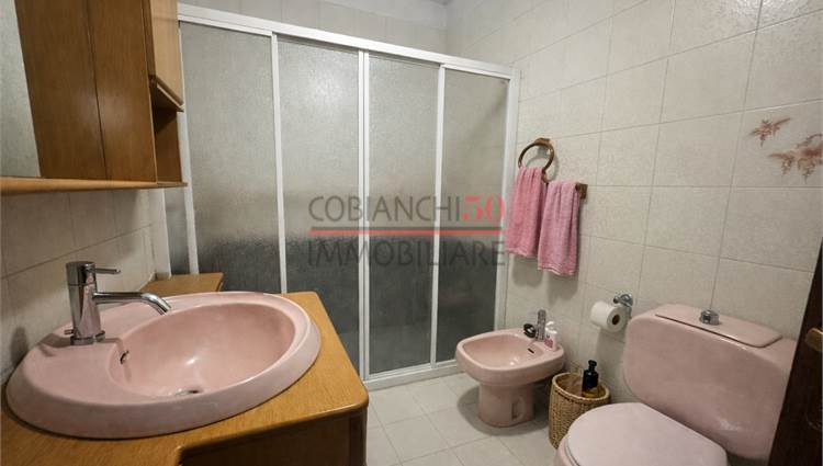 bagno finestrato con box doccia e lavanderia
