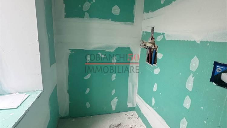 secondo bagno finestrato con doccia