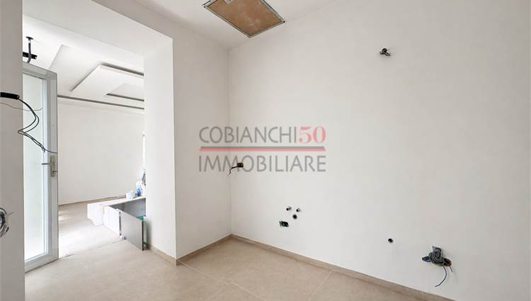 cucina con accesso al balcone 