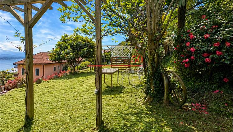 giardino terrazzato vista lago 