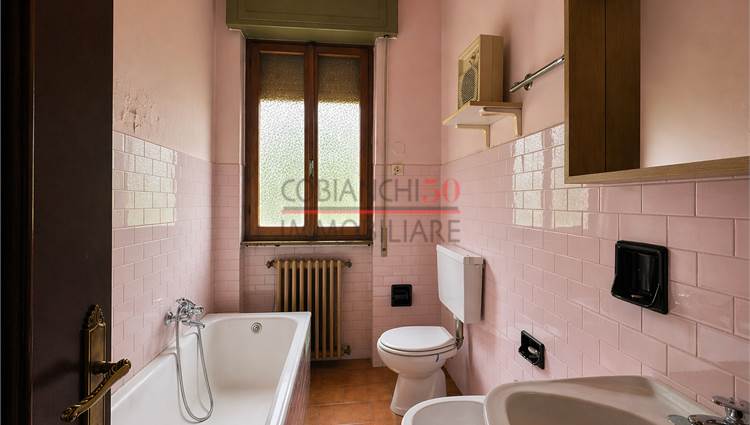 bagno finestrato con vasca 