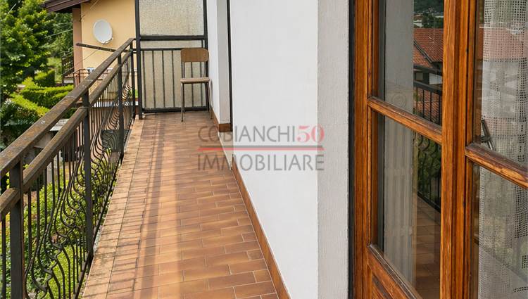 balcone frontale con uscita dalle camere 
