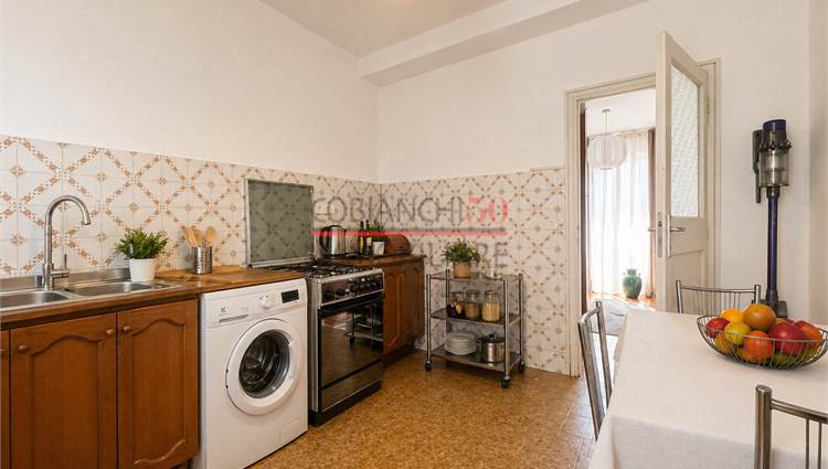cucina abitabile con balcone 