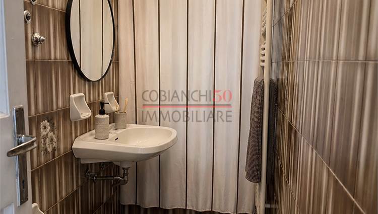bagno finestrato con vasca - doccia 
