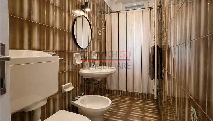 bagno finestrato con vasca - doccia 