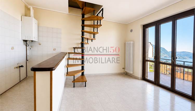 Soggiorno con cucina e terrazza