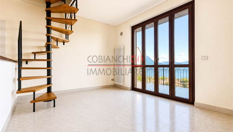 Soggiorno con cucina e terrazza