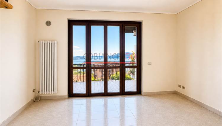 Soggiorno con cucina e terrazza