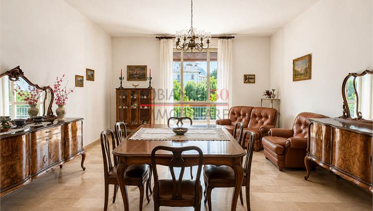 Soggiorno con balcone frontale 