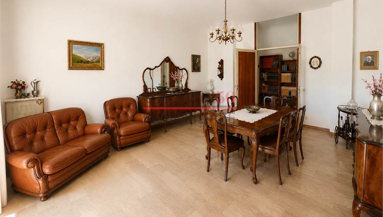 Soggiorno con balcone frontale 