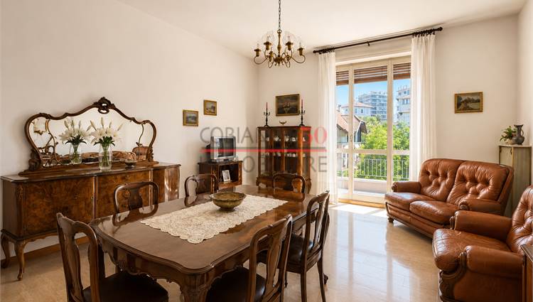 Soggiorno con balcone frontale 
