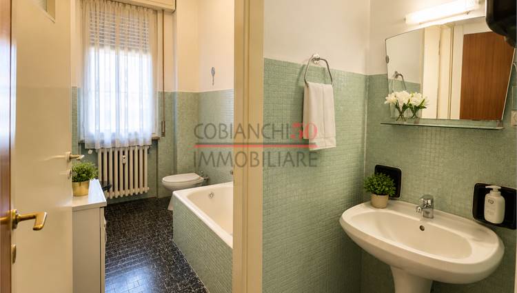 bagno finestrato con antibagno 