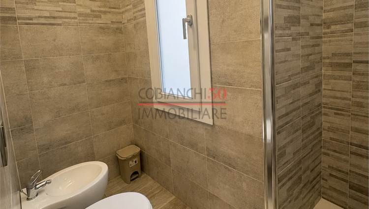 bagno finestrato con box doccia 