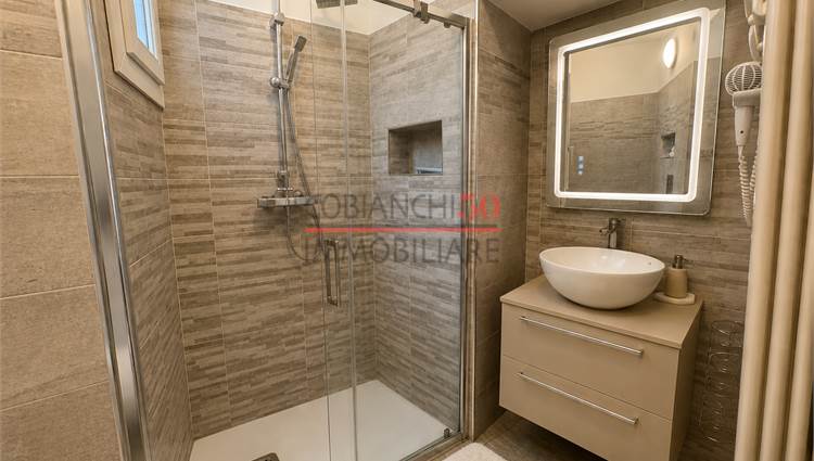 bagno finestrato con box doccia 