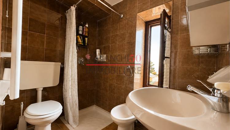 P.1 bagno finestrato con box doccia 