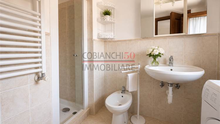 bagno finestrato con box doccia
