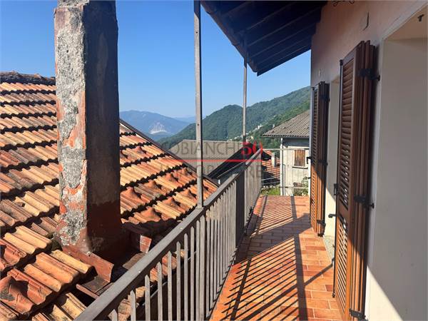AURANO , BILOCALE ULTIMO PIANO , RISTRUTTURATO COMPLETAMENTE 