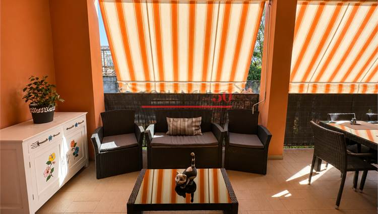 Terrazza, portico, con tende da sole per privacy