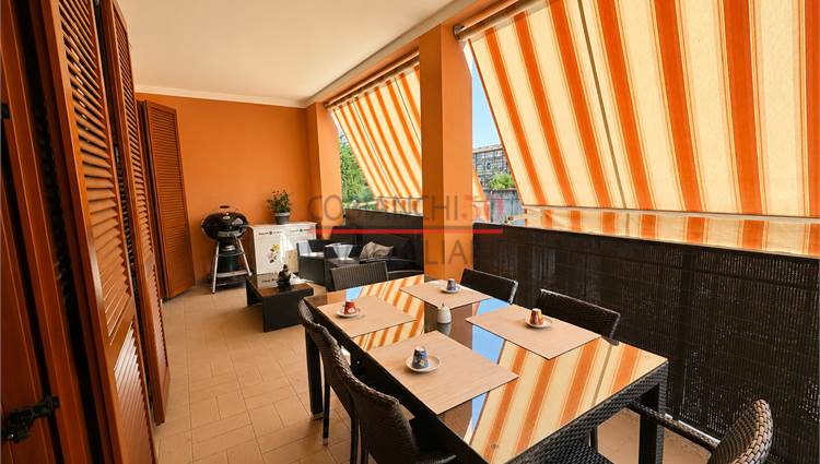 Terrazza, portico, con tende da sole per privacy