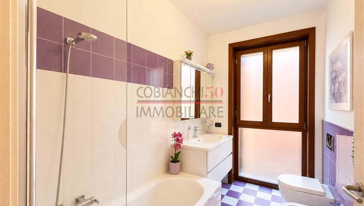 Bagno1 , finestrato con vasca/box doccia, piano 1
