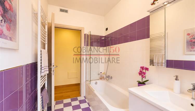 Bagno1 , finestrato con vasca /box doccia, piano 1