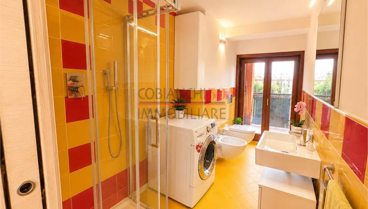 Bagno 2, finestrato con doccia, piano 2