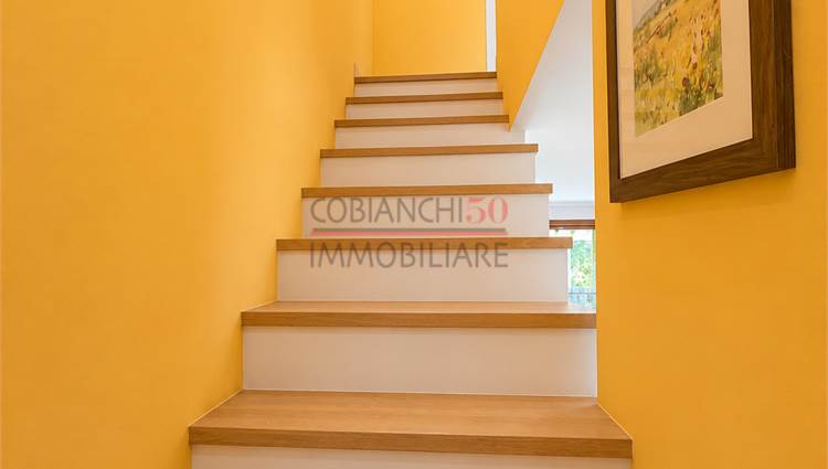 Scala interna di collegamento in rovere