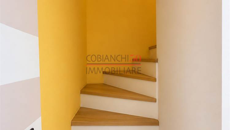 Scala interna di collegamento in rovere