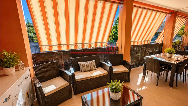 Terrazza, portico, con tende da sole per privacy