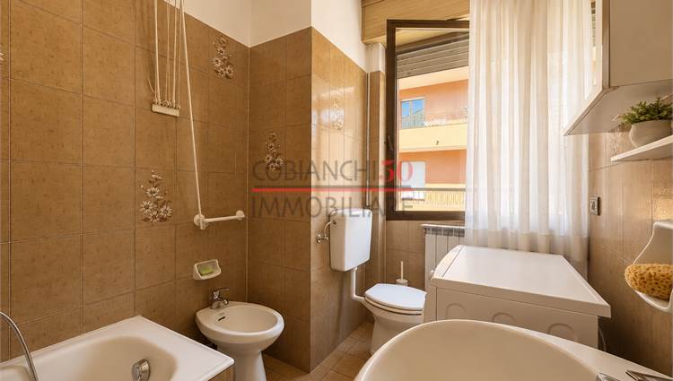 bagno finestrato con vasca 