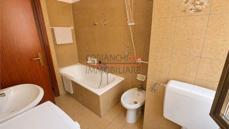 bagno finestrato con vasca 