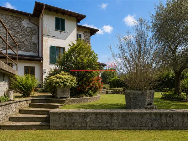 BEE , PALAZZO COMPOSTO DA TRE APPARTAMENTI CON GIARDINO E VISTA 