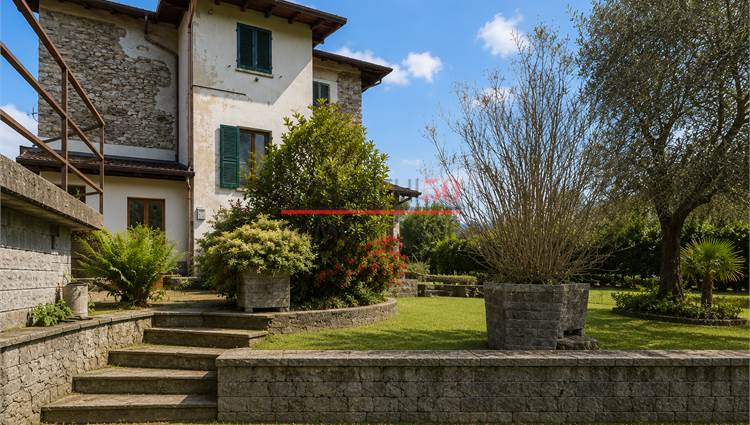 Casa esterna con giardino 