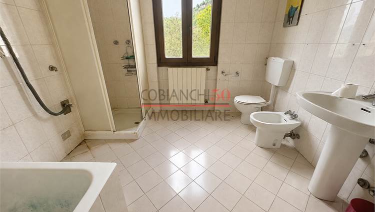P.T Bagno finestrato con vasca e doccia 