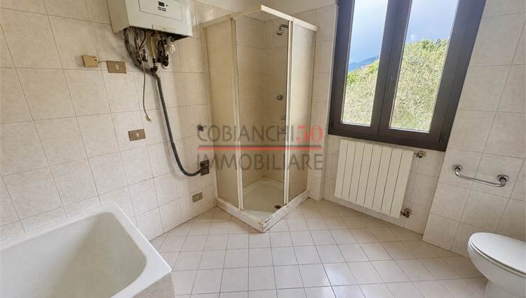 P.T Bagno finestrato con vasca e doccia 