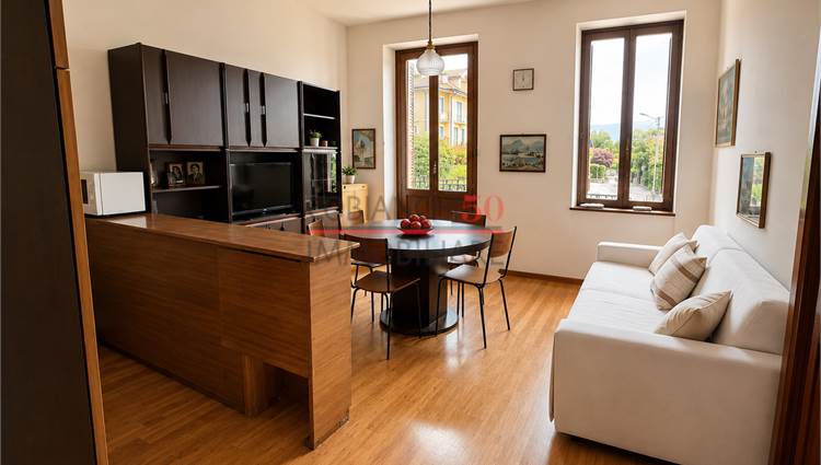 soggiorno con cucina e balcone 
