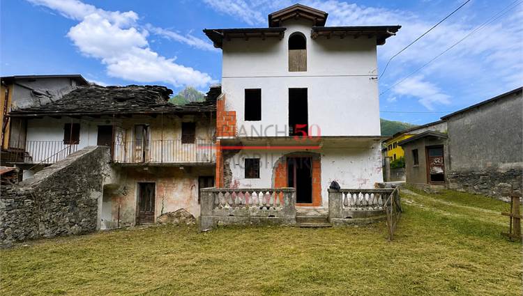 esterno palazzo bianco con terrazzino frontale 